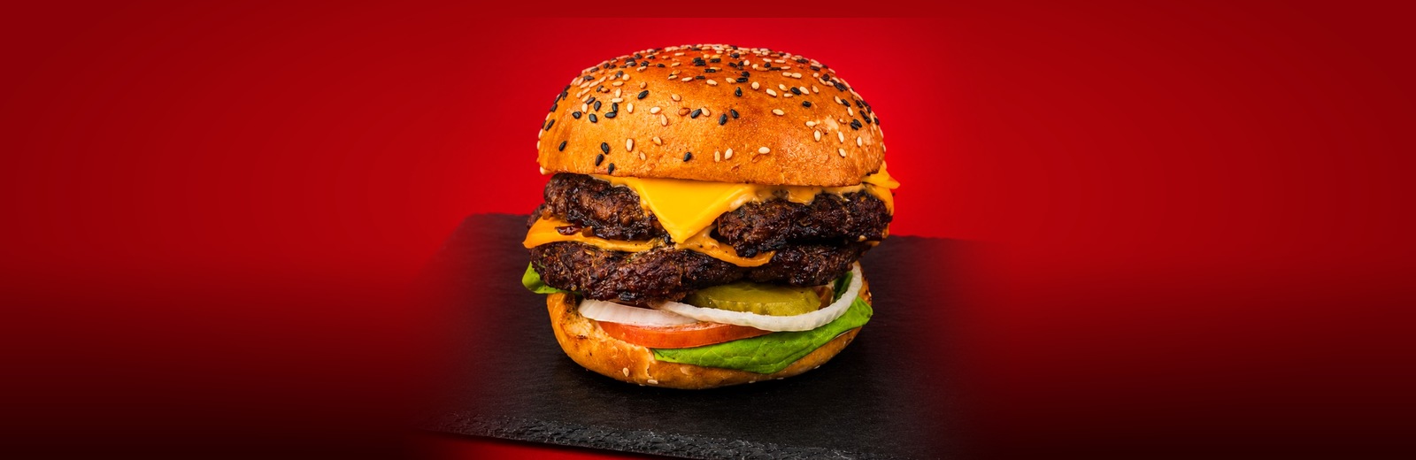 Burger gourmand Foodéo centré sur ardoise