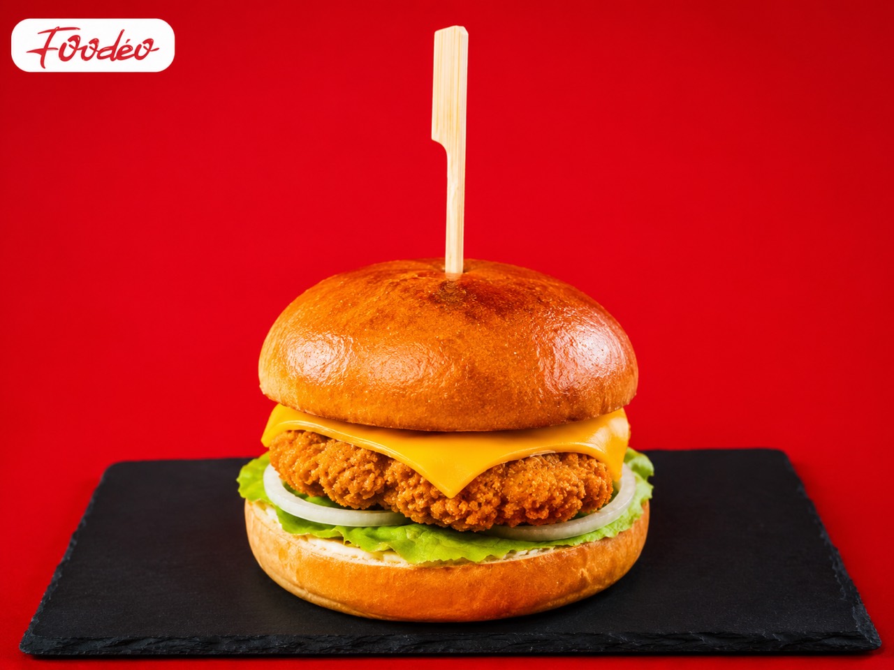 Burger au poulet croustillant Foodéo servi avec frites à Victoriaville