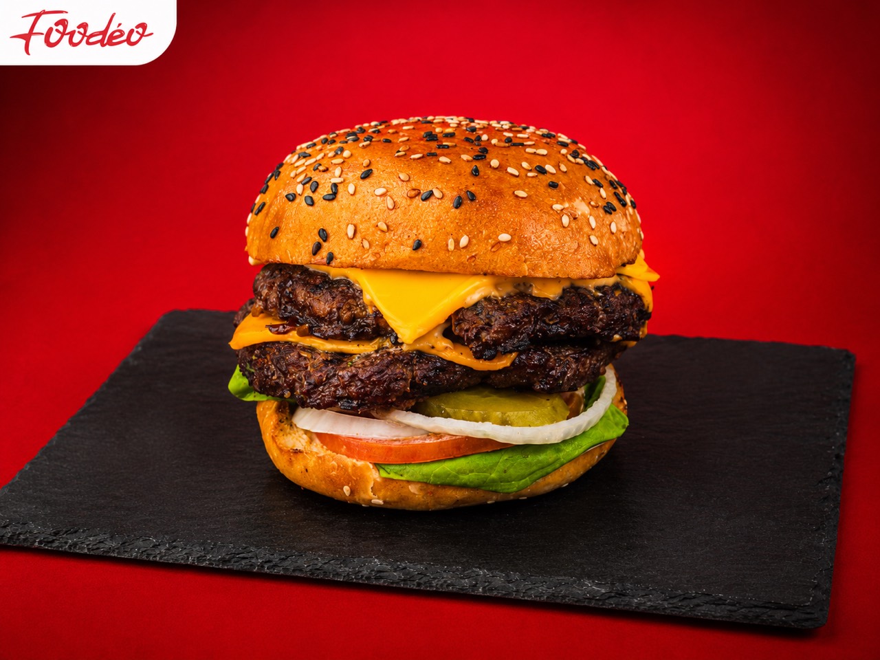 Burger signature Foodéo sur ardoise