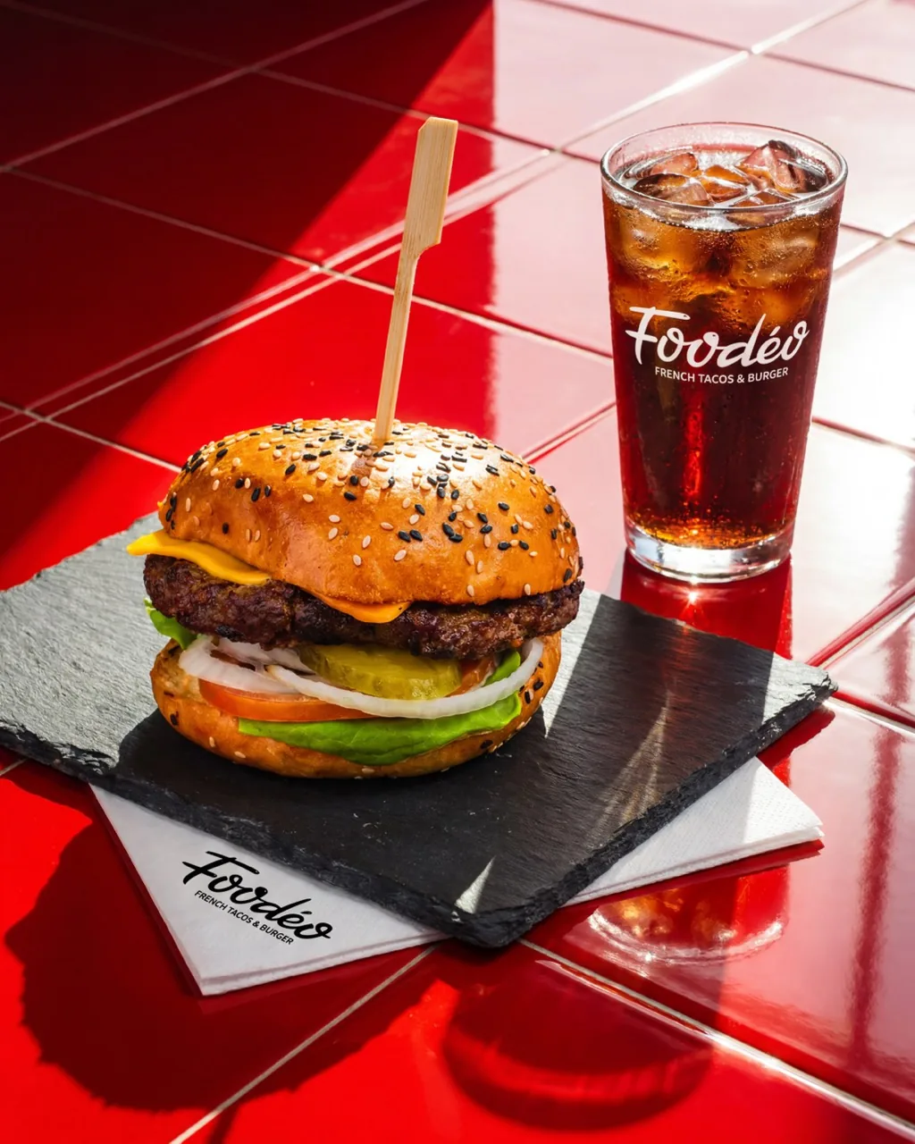 Burger classique Foodéo avec boisson sur ardoise
