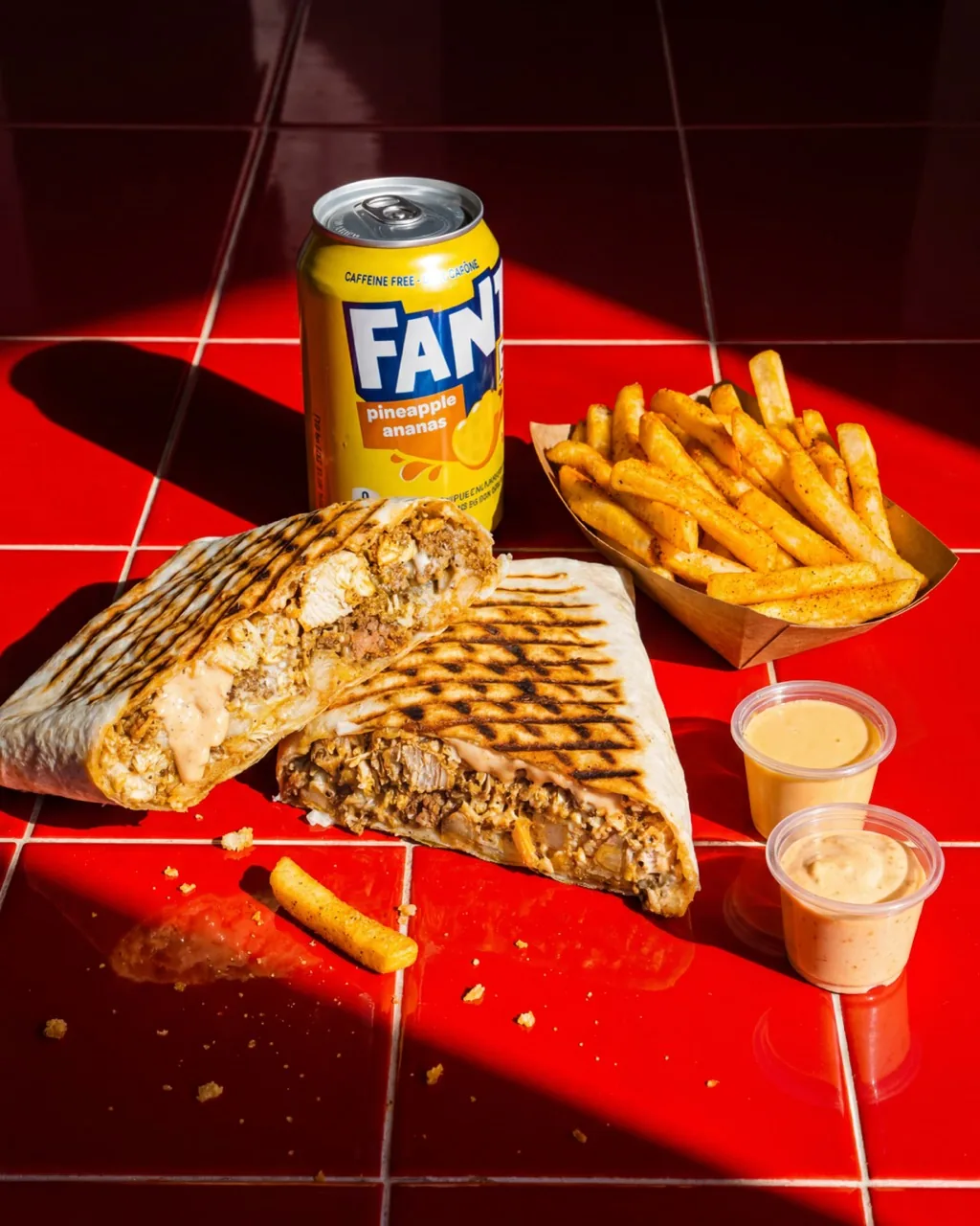 Tacos Foodéo coupé avec frites, sauces et boisson Fanta